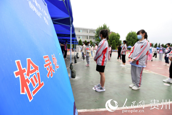 5月12日，在貴陽市2020年初中畢業生（升學）體育考試南明區考點，考生進入考場前進行檢錄。