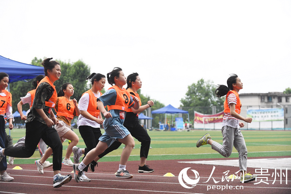 5月12日，在貴陽市2020年初中畢業生（升學）體育考試南明區考點，考生正在進行800米跑（女）項目體育考試。