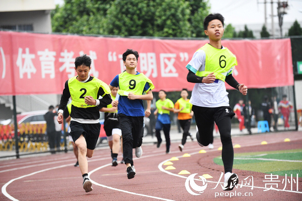 5月12日，在貴陽市2020年初中畢業生（升學）體育考試南明區考點，考生正在進行1000米跑（男）項目體育考試。