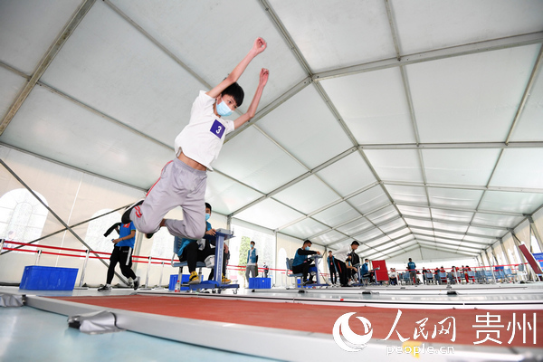 5月12日，在貴陽市2020年初中畢業生（升學）體育考試南明區考點，考生正在進行立定跳遠項目體育考試。