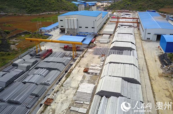 貴州電網公司扶貧產業貴州黔冠電力科技有限公司電杆成品堆放區。易黎 攝