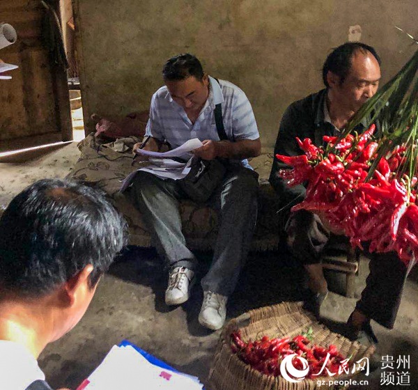 李紹山生前到河邊組王朝軍戶走訪調研脫貧攻堅工作。赫章縣委宣傳部供圖