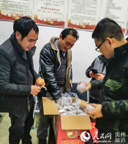 李紹山生前自費購買蘋果發放給加班村干部及下沉干部。赫章縣委宣傳部供圖