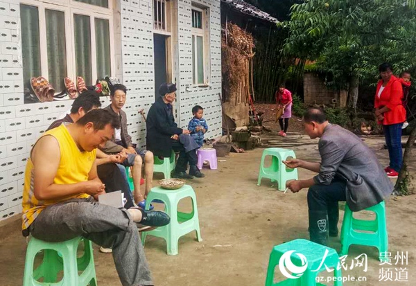 李紹山生前和村干部研究脫貧攻堅工作。赫章縣委宣傳部供圖
