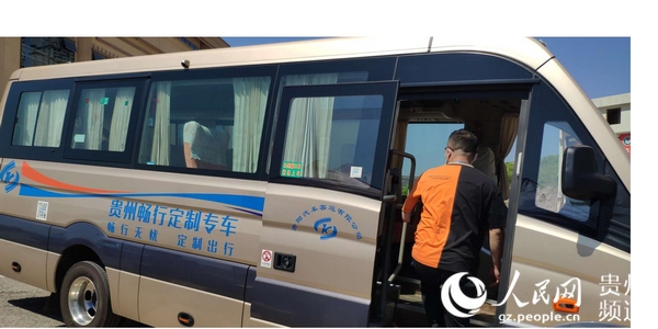 “定制巴士”讓學生安全復學。貴州工商職業學院供圖 