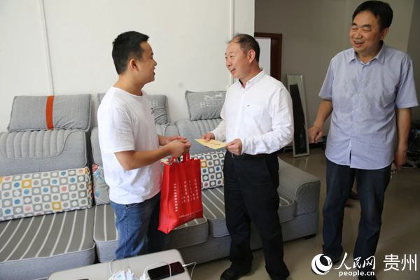 活動后，貴州省司法廳黨委委員、副廳長周全富一行到銀新社區走訪慰問易地扶貧搬遷戶。