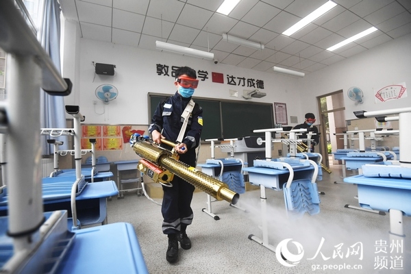 5月21日，貴州天合應急救援隊隊員正在對貴州省貴陽市南明區花果園第三小學教室進行消殺作業。