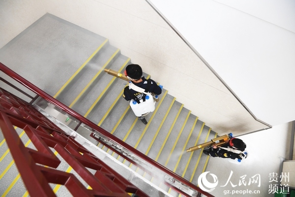 5月21日，貴州天合應急救援隊隊員正在對貴州省貴陽市南明區花果園第三小學樓道進行消殺作業。