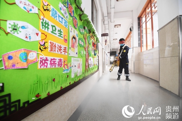5月21日，貴州天合應急救援隊隊員正在對貴州省貴陽市南明區花果園第三小學樓道進行消殺作業。