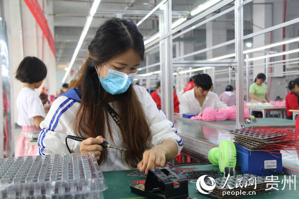 配寶新能源電子產品組裝廠工人正在焊接。楊友 攝