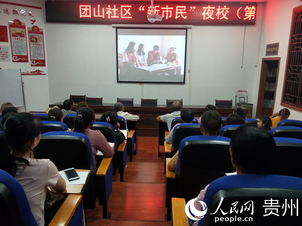 團山社區脫貧攻堅夜校。唐瑛 攝