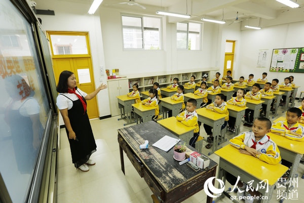 5月25日，在貴州省黔東南州劍河縣城關一小的教室內，教師在給學生上開學第一課。