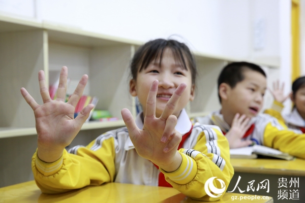 5月25日，在貴州省黔東南州劍河縣城關一小的教室內，學生在學習“七步洗手法”。