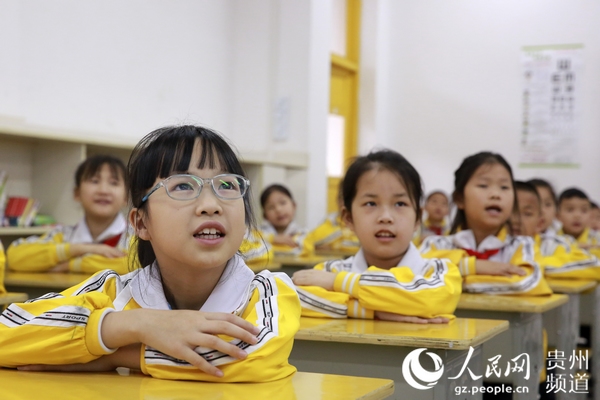 5月25日，在貴州省黔東南州劍河縣城關一小的教室內，學生在聽老師上第一課。