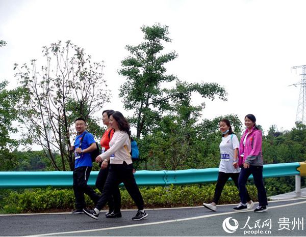 “邦际山地旅逛日”户外健身徒步举止正八戒体育在贵阳举办(图2)