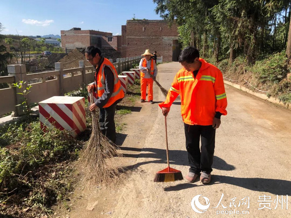 "现在,我在青龙街道河尾社区获得了一份公益性岗位,每天负责打扫卫生