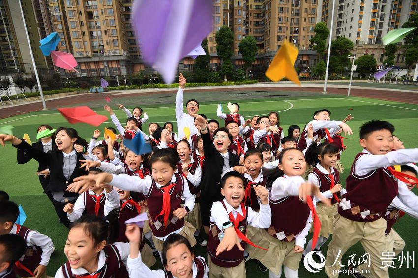 6月1日，在貴州省貴陽市南明區花果園第三小學開展的“書寫心願 放飛夢想”活動中，同學們投出書寫有自己心願和夢想的紙飛機。