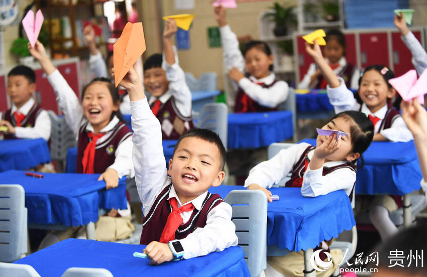 6月1日，在貴州省貴陽市南明區花果園第三小學開展的“書寫心願 放飛夢想”活動中，同學們展示書寫有自己心願和夢想的紙飛機。