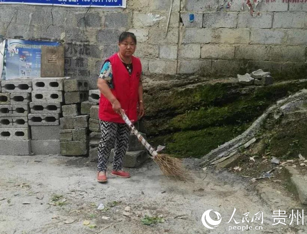 保潔員在村內打掃環境衛生。曾睿 攝