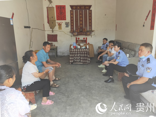 民警走訪小區周邊群眾。張好勇 攝