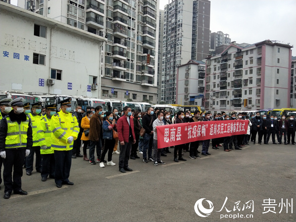 2月22日，集中運送首發儀式當天，共有一百余名農民工從家門口出發，前往廣東深圳、江門等地務工。姚振 攝