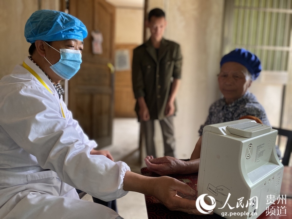 家庭簽約醫生羅寬學上門為羅仕芬母子做身體檢查
