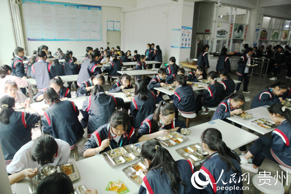 玉屏第一中學學生正在吃午飯。張丹 攝