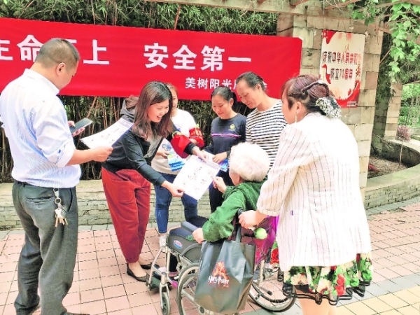 望城街道辦事處工作人員向群眾發放家庭防火宣傳資料。