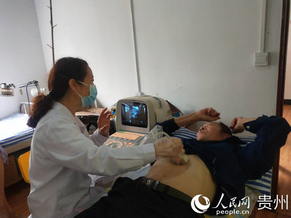 圖為黎平紅十字愛民醫院專家為九潮鎮寶寨村群眾做B超檢查。吳志培 攝