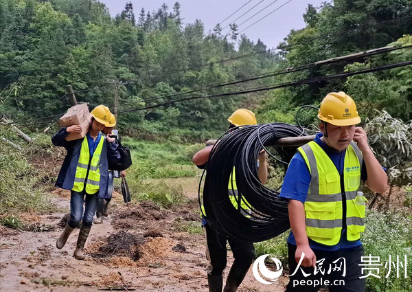 贵州移动救援人员24小时风雨兼程，只为第一时间抢通通信“生命线”。