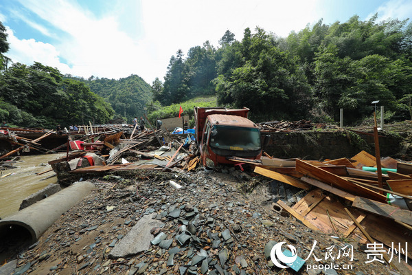6月10日，玉屏侗族自治縣新店鎮朝陽村被山洪沖進溝裡的農用車。胡攀學 攝