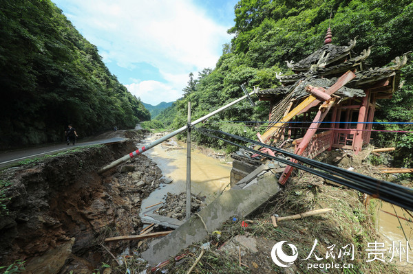 6月10日，玉屏侗族自治縣新店鎮朝陽村被山洪沖垮的風雨橋。胡攀學 攝