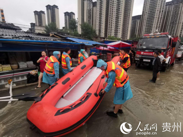 長嶺街道協調觀山湖區消防隊用救生艇轉移被困高齡老人。