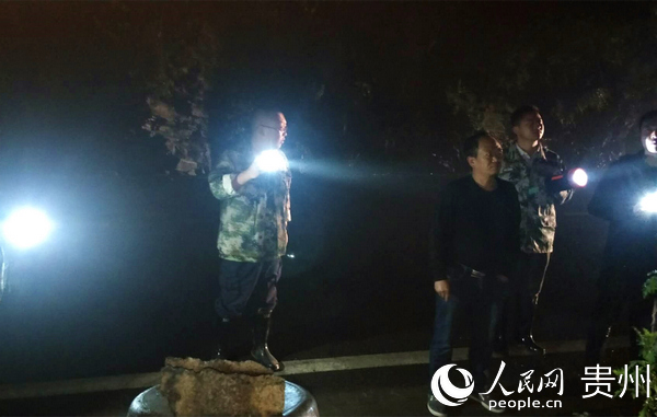 瓢井鎮黨委書記魏嵬深夜帶隊查看地質災害危險點。羅星 攝