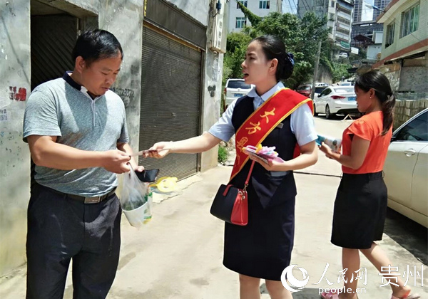 李小成走訪客戶宣傳相關郵政知識 姜曉 攝