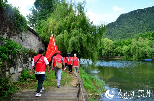 志願者對花溪河進行巡查巡視。王秀芳 攝