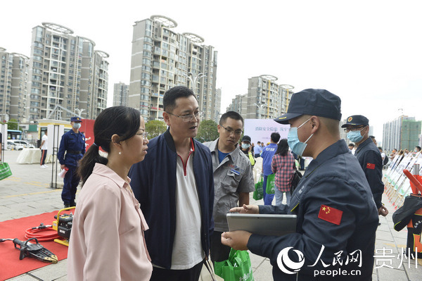貴州林東礦業發展有限公司救援隊工作人員為市民答疑解惑。陳楊 攝