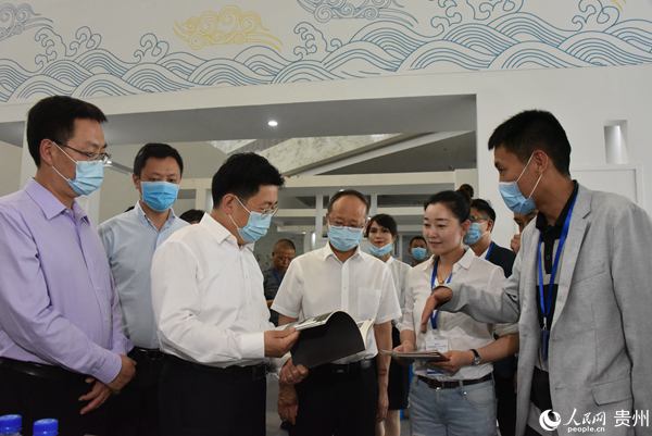 產品展示商向副省長介紹產品。張春雷 攝