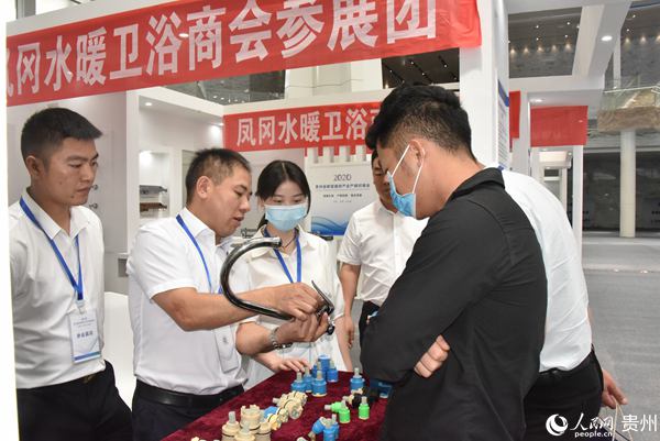 產品展示商向用戶介紹產品。張春雷 攝