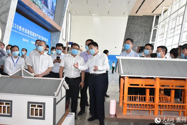 貴州省人民政府副省長譚炯率與會嘉賓巡視現場。張春雷 攝