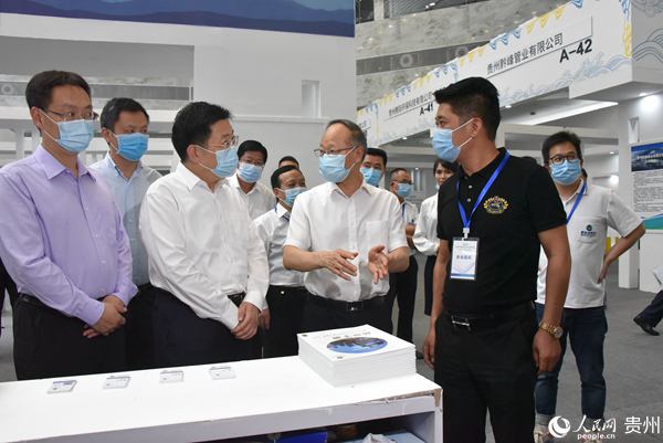 貴州省人民政府副省長譚炯與產品展示商交流。張春雷 攝