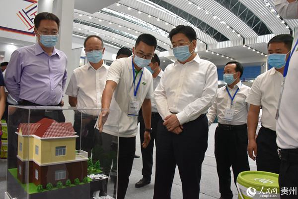 貴州省人民政府副省長譚炯巡視產品展示區。張春雷 攝