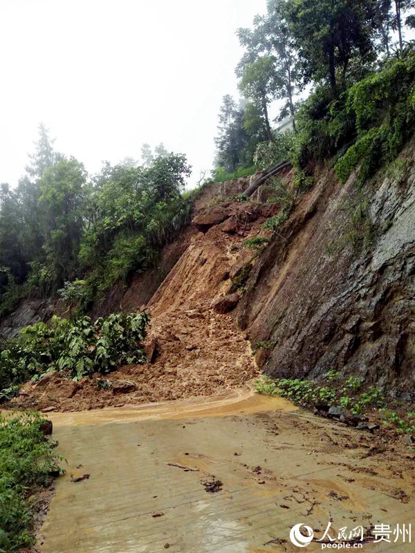 德江縣穩坪鎮楓香村海溪溝交通被山洪泥石流阻斷。張建強 攝