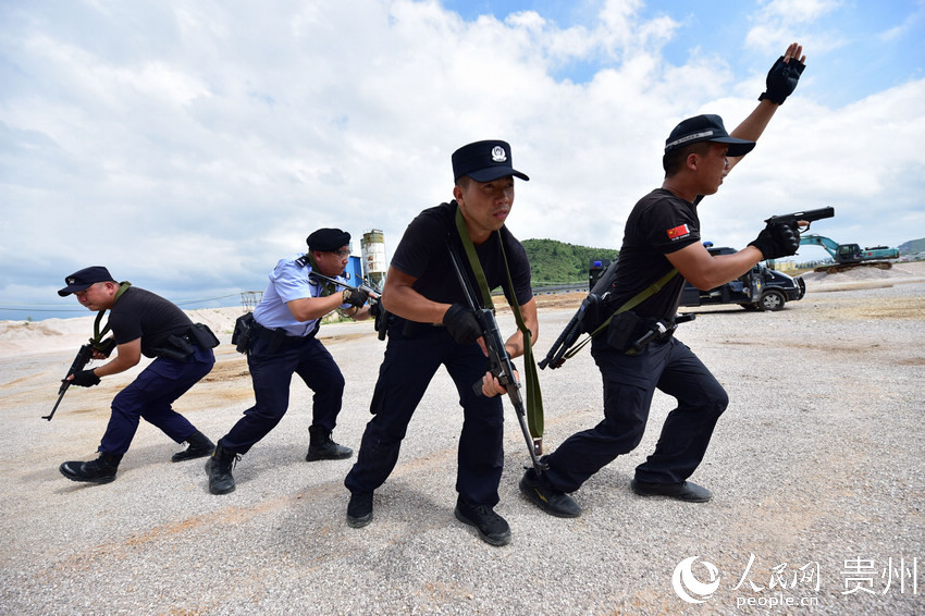 6月20日，民警在貴州省丹寨縣射擊訓練場進行警組戰術訓練。