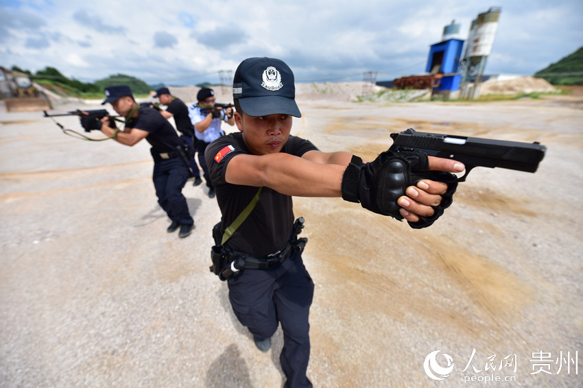 6月20日，民警在貴州省丹寨縣射擊訓練場進行警組戰術訓練。