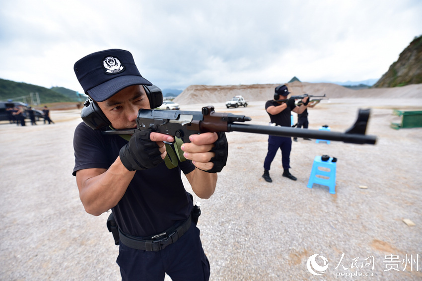 6月20日，民警在貴州省丹寨縣射擊訓練場進行射擊瞄准訓練。