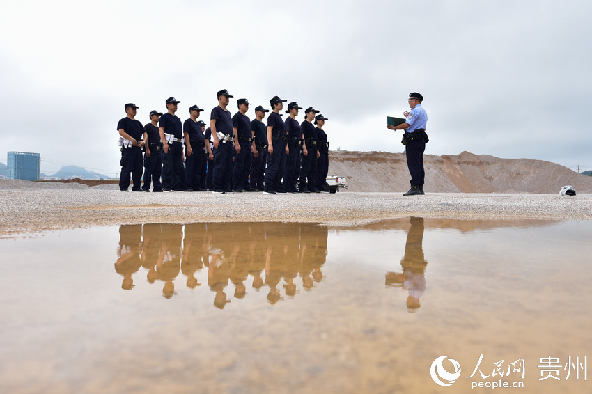 6月20日，民警在貴州省丹寨縣射擊訓練場進行射擊前准備。