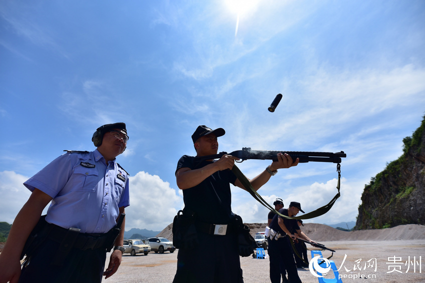 6月20日，民警在貴州省丹寨縣射擊訓練場進行實彈射擊。