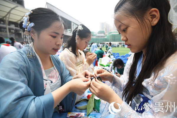 6月23日，貴州省貴陽市南明區第一實驗中學的同學們正在制作香囊。