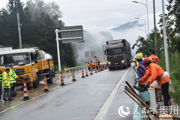 搶通車道，放行滯留車輛。